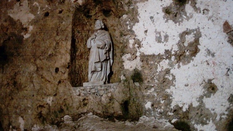  "Пещерата на св.Петър" в древната скална църква намираща се на хълма Силпиус, Антакия