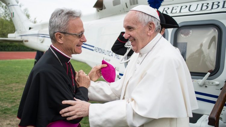 Mons. Francesco Cavina accoglie il Papa a Carpi (2 aprile 2017)