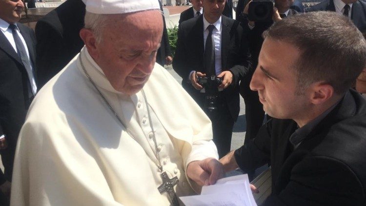 Papst Franziskus bekam das Buch von Rosario Vitale persönlich überreicht