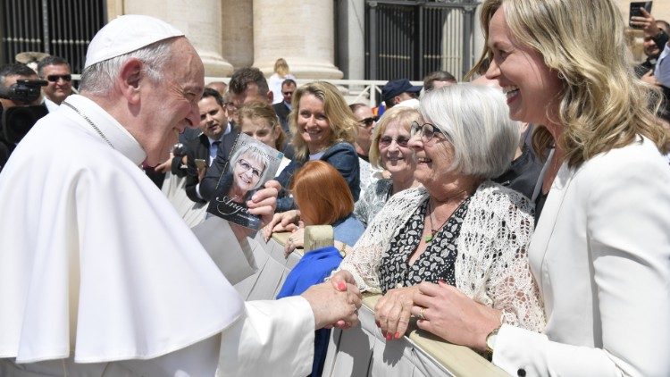 Elise Linsqvist rencontre le Pape François en mai 2019 place Saint-Pierre