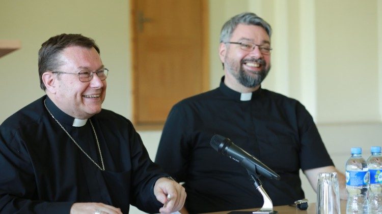 2019.06.26 Arcivescovo di Mosca Paolo Pezzi e vicario Kirill Gorbunov durante il Convegno pastorale a Vilnius