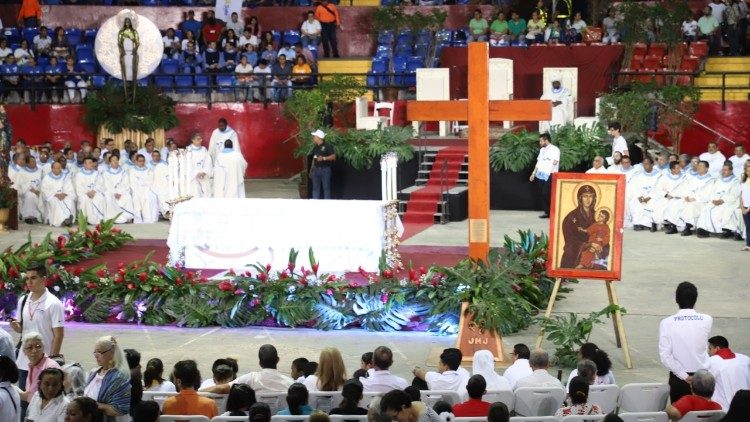 Crucea ZMT și icoana Fecioarei Maria, în mijlocul tinerilor din Panama.