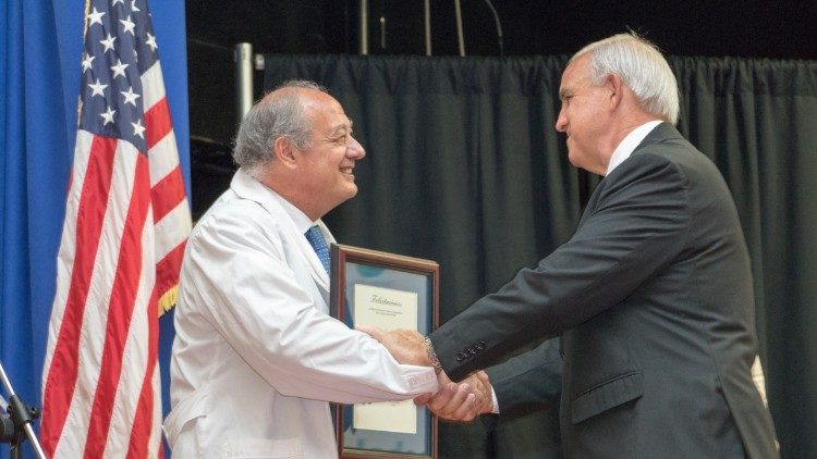 El alcalde del Condado de Miami-Dade, Carlos Giménez, le entrega a José María del Corral, director mundial de Scholas, una placa de agradecimiento por elegir a Miami para la primera experiencia en USA.