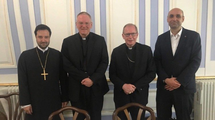 Von links nach rechts: Stefanos Athanasiou, Erzbischof Thomas E. Gullickson, Kardinal Willem Jakobus Kardinal Eijk und Aristomenis Exadaktylos