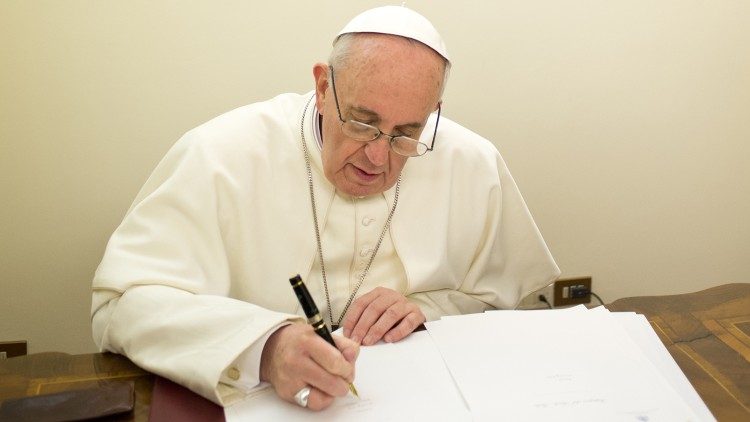 file foto  : pope francis in the office