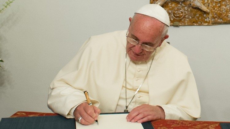 Papa Francesco firma un documento (foto d'archivio)