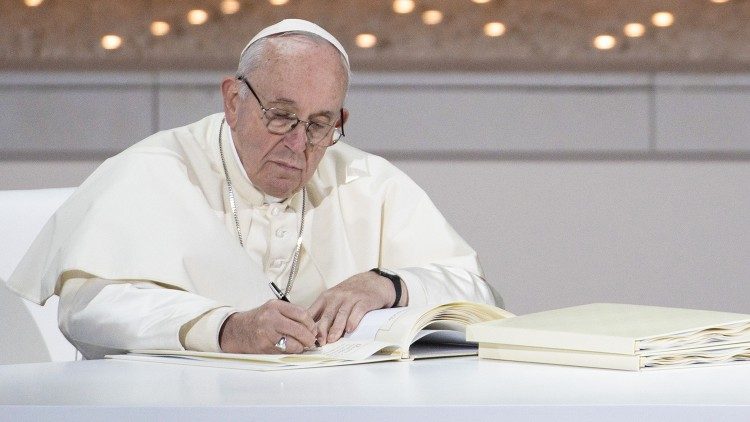 2019.02.04 Papa Francesco firma un documento durante l'incontro interreligioso ad Abu Dhabi