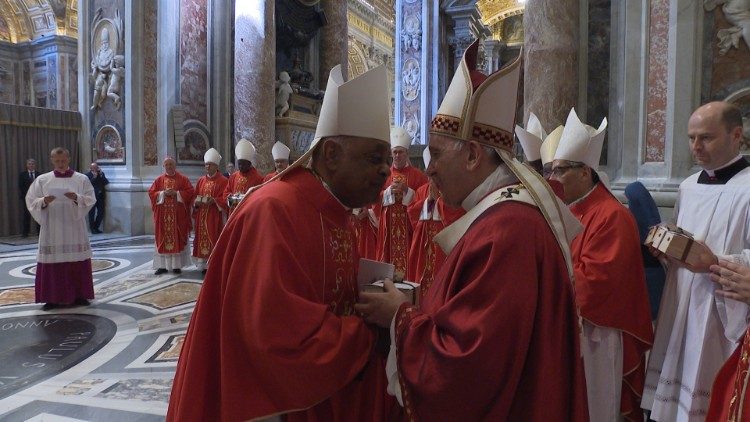 Il Papa consegna il Pallio ai nuovi arcivescovi