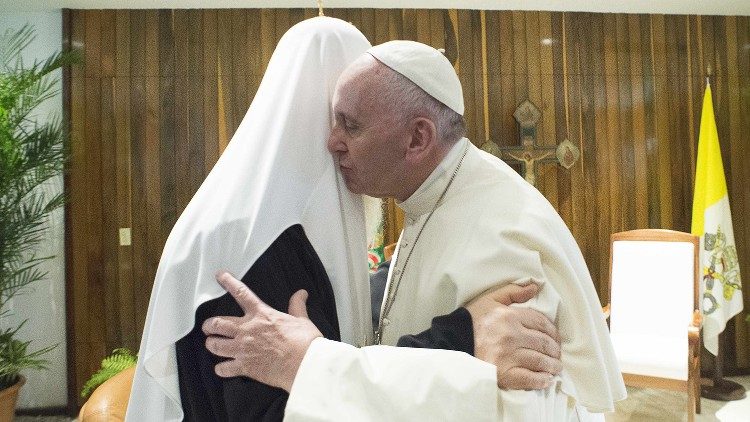 Nicht erfreut über den Schritt ist der Moskauer Patriarch Kyrill I., hier bei einer historischen Begegnung mit Papst Franziskus  auf Kuba im Februar 2016