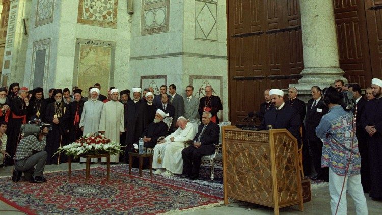 Nicht in Bagdad oder Ur, sondern in Damaskus: Johannes Paul II. besucht 2001 als erster Papst eine Moschee