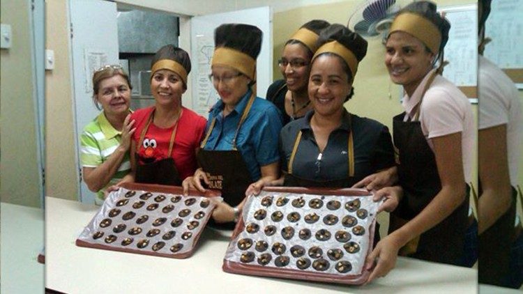 Venezuela fabbrica cioccolato gruppo con prodottiAEM.jpg