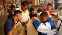 Venezuela scuola falegnami gruppo al lavoroAEM.jpg