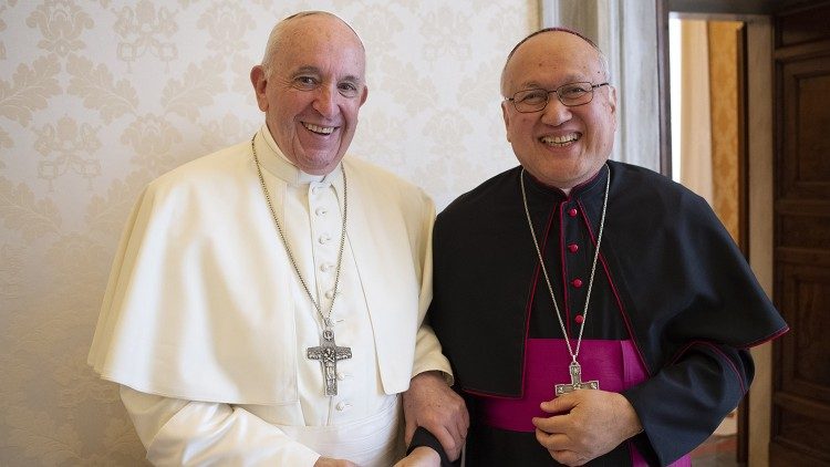 Papst Franziskus mit dem Vatikandiplomat Erzbischof Francisco Montecillo Padilla