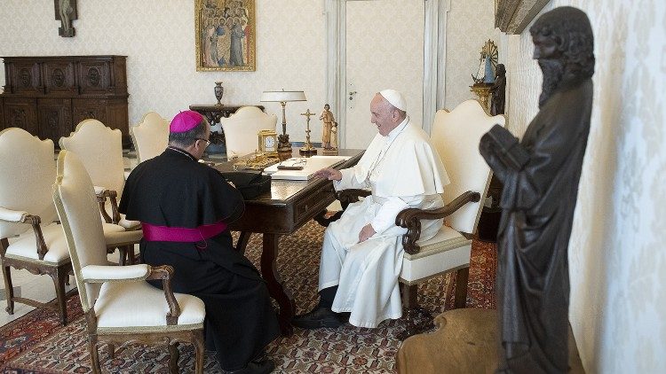 Ferenc pápa Charles Scicluna érsekkel