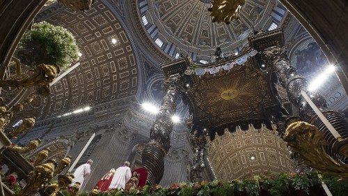 Petersdom: Mann steigt auf Papst-Altar