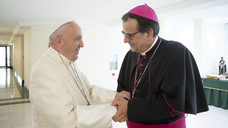 Monsignor Paolo Lojudice con Papa Francesco, che nel giugno 2019 lo ha scelto come arcivescovo di Siena