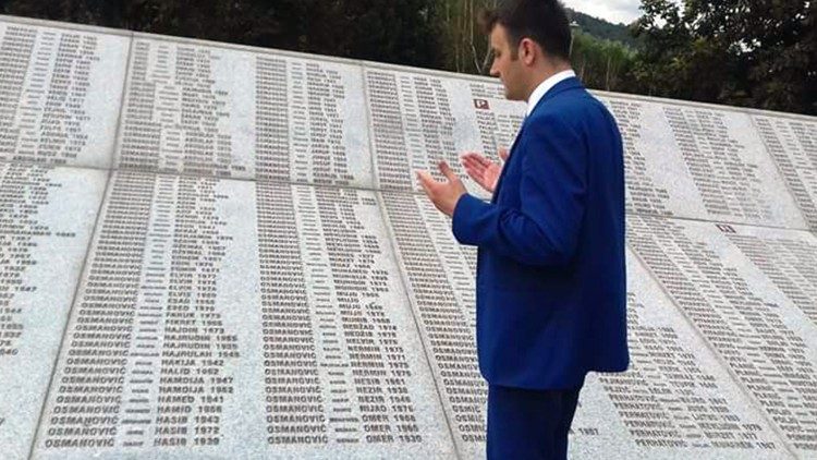 Semso Osmanovic Memoriale genocidio di Srebrenica - BosniaAEM.jpg