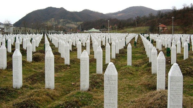 1280px-Srebrenica_massacre_memorial_gravestones_2009_1aem.jpg