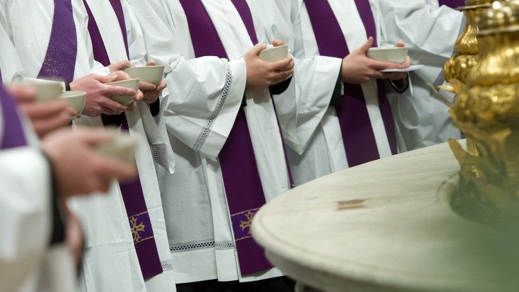 Szentmisét celebráló papok