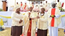 2019.07.05 Zimbabwe Catechists honoured  Archbishop Alex Thomas presents a plaque to honour Mrs. Anna Mugadza.JPG
