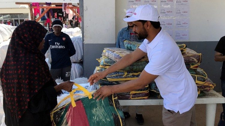 2019.07.05 Libia centro detenzione migranti Helpcode coperte donna velata