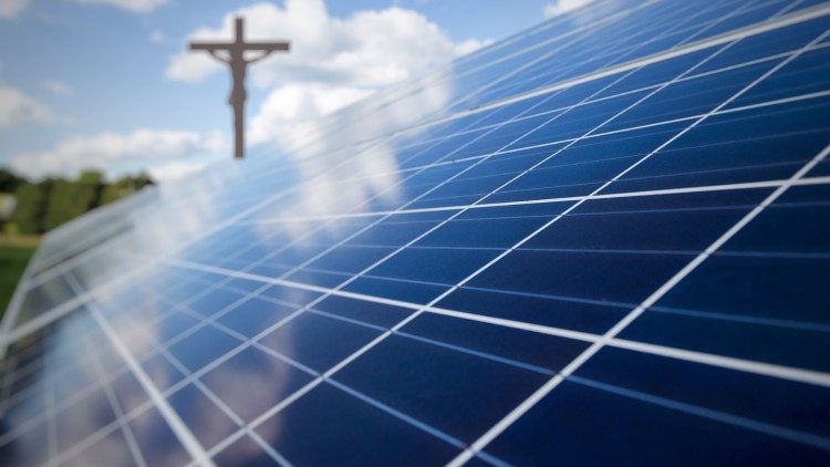 A instalação de painéis solares no telhado da igreja é também uma resposta ao pedido do Papa na “Laudato si”