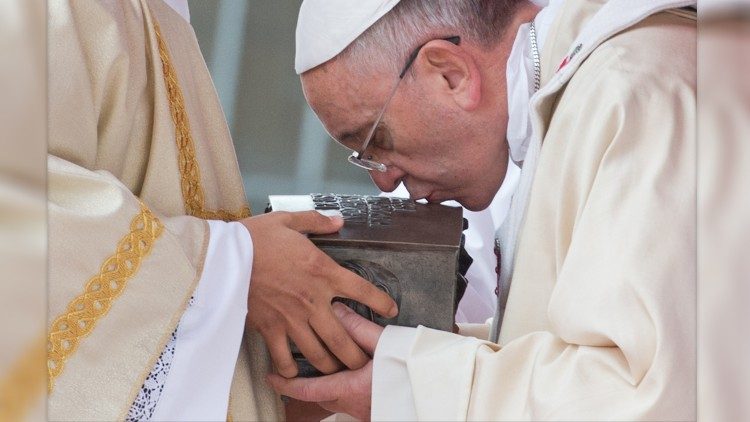 Папа Франциск почитает реликвии святого апостола Петра