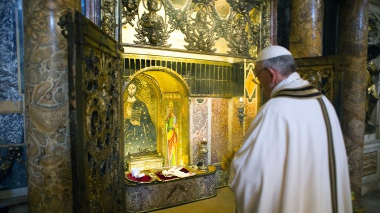 Papa Francesco in preghiera sulla tomba di Pietro (19 marzo 2013)