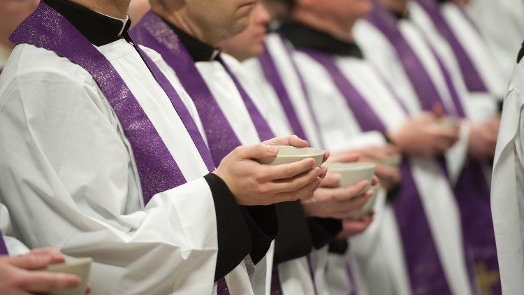 Các linh mục trong một Thánh lễ đồng tế