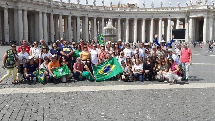 Grupo posou pra foto para eternizar momento na Praça São Pedro