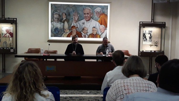Sevcsuk nagyérsek sajtótájékoztatója a Vatikáni Rádióban