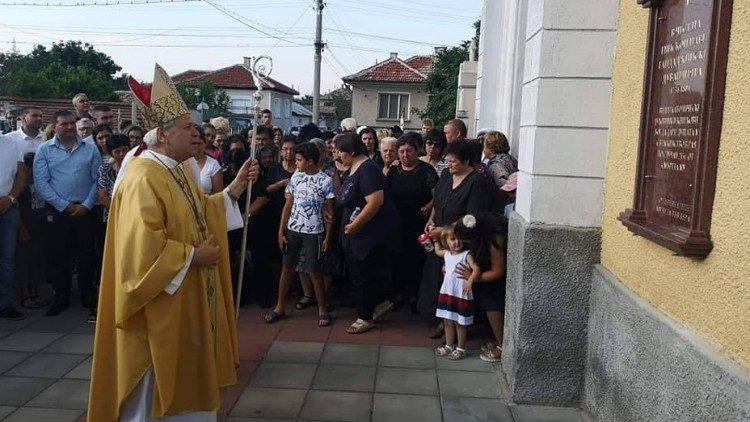 Софийсксо-Пловдивският епископ Георги Йовчев пред възпоменателната плоча на епископ Павел Гайдаджийски