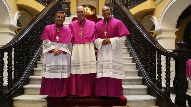 Nach der Weihe zweier neuer Weihbischofe für Lima, Peru, am 9. Juli 2019 