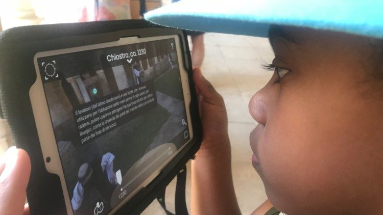 Crianças se divertem com uma "caça ao tesouro" no tablet