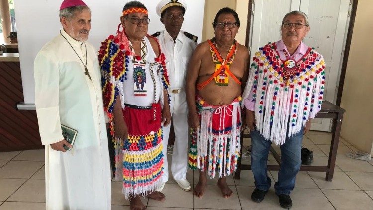 Mgr Emmanuel Lafont, évêque de Cayenne, avec des représentants des peuples autochtones de Guyane.