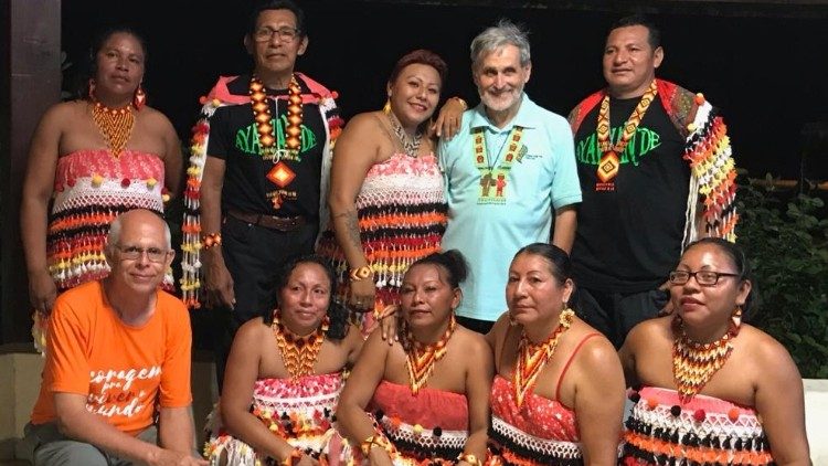 Mgr Lafont entouré par des Amérindiens lors d'une réunion de préparation au Synode sur l'Amazonie, en 2019.