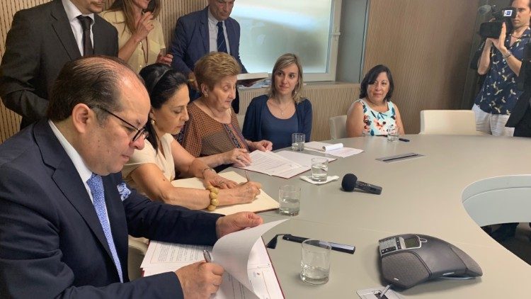 A vatikáni és az ecuadori gyermekkórházak együttműködéséről szóló egyezmény aláírása