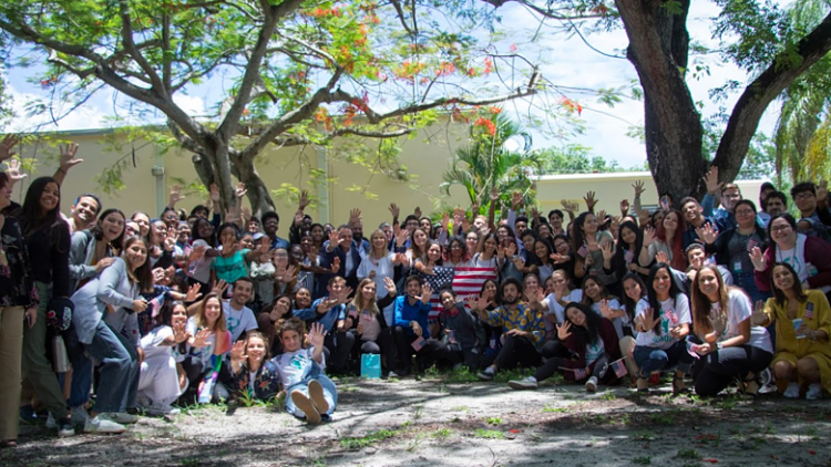 Estudiantes e invitados especiales posaron para una foto de grupo durante el cierre de la primera edición de Scholas Ciudadanía Miami