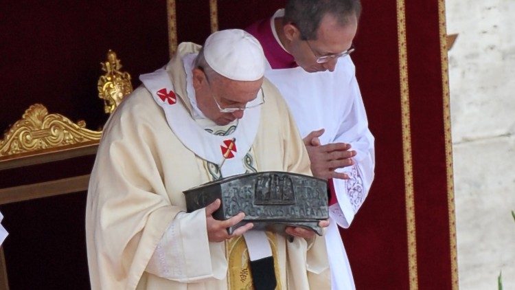 Popiežius Pranciškus su Šv. Petro relikvijoriumi