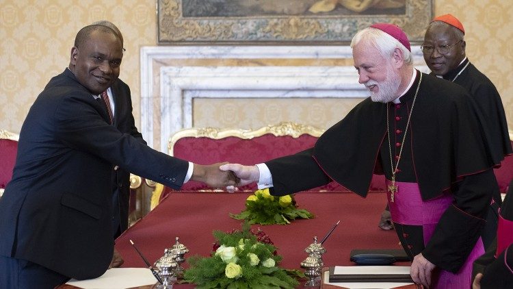 Nadbiskup Paul Richard Gallagher i Alpha Barry, ministar Vanjskih poslova Burkine Faso prilikom potpisivanja ugovora