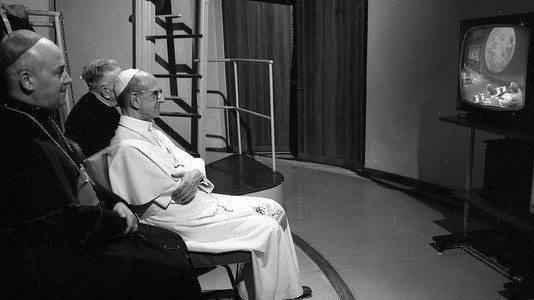 Папа Павел VI наблюдает за высадкой астронавтов на Луну 21 июля 1969 года. Ватиканская обсерватория в Кастель Гандольфо.