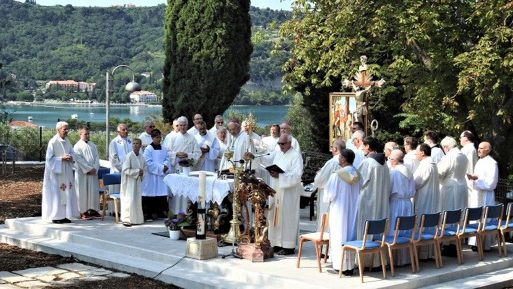 La messa e la benedizione del centro pastorale Stella maris presieduta da mons Jurij Bizjak 1aem.jpg