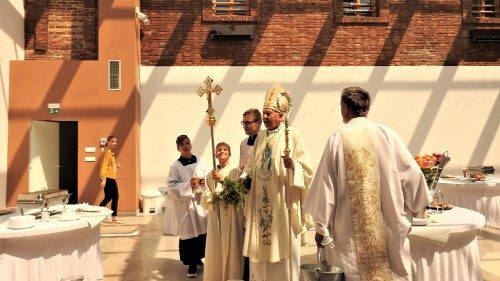 La messa e la benedizione del centro pastorale Stella maris presieduta da mons Jurij Bizjak 95aem.jpg