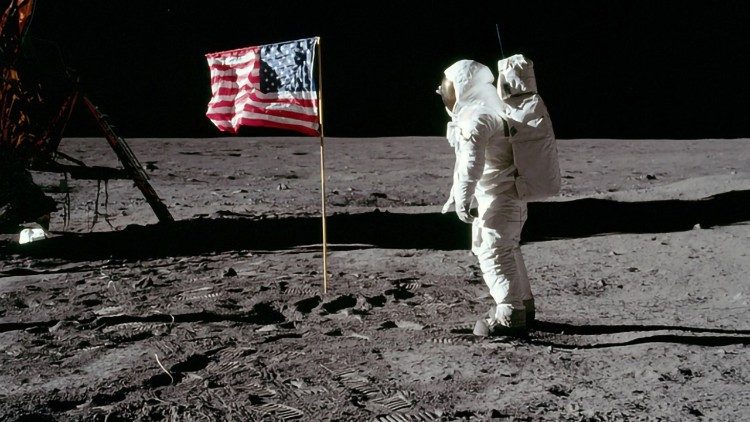 Chombo kiichatwacho Apollo 11 kilitua mwezini pamoja na Neil Armstrong na wenzake Buzz Aldrin na Michael Collins kunako mwaka 1969