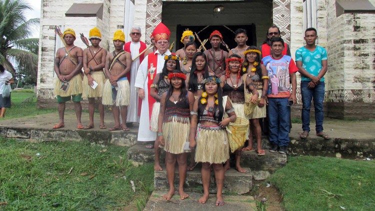 Itaituba, Brasilien: Bischof Wilmar Santin mit Gläubigen
