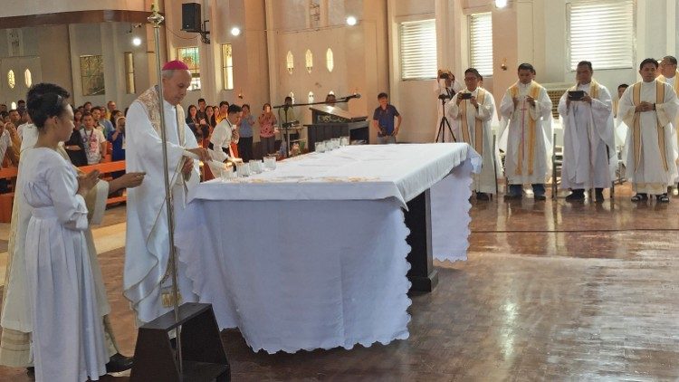 Missa celebrada na Catedral de Jolo na festa litúrgica de Nossa Senhora do Carmo
