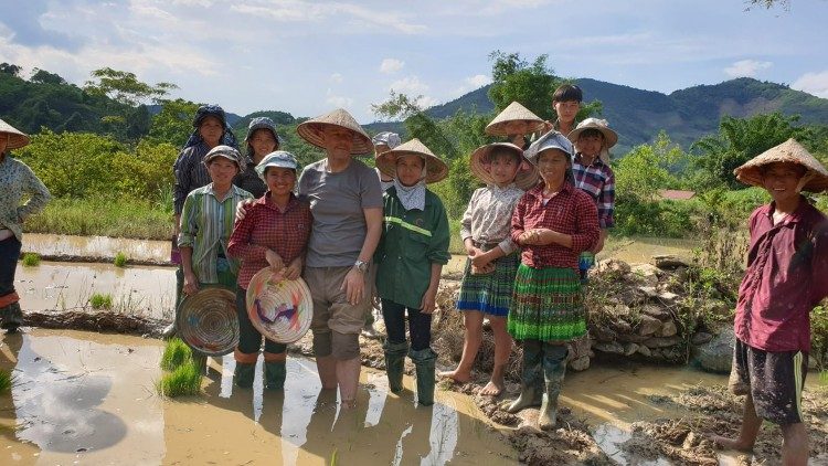 Mons. Ginami con i contadini vietnamiti