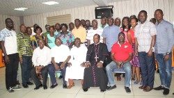 Photo de famille, membres de Caritas Côte d'Ivoire avec Mgr Alexis Touably Youlo.jpg
