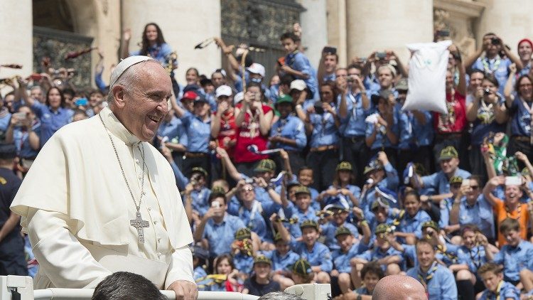 Papa Francisco com escoteiros italianos em junho de 2015
