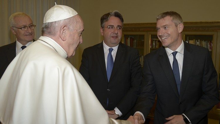 Papež je za novega direktorja Tiskovnega urada Svetega sedeža imenoval Mattea Brunija.